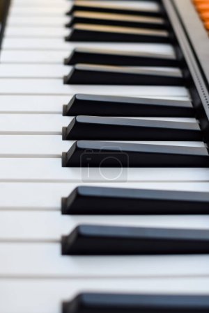 Foto de Primer plano de las teclas de piano. Piano teclas en blanco y negro y teclado de piano instrumento musical colocado en el balcón del hogar durante el día soleado. - Imagen libre de derechos