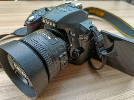 Foto de Nueva Delhi, India, 28 de mayo de 2023 - Nikon D5300 cámara con 35mm f2.8 lente principal sobre fondo liso, Nikon DSLR cámara disparar - Imagen libre de derechos