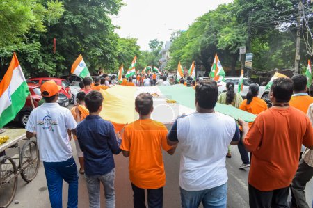 Téléchargez les photos : Delhi, Inde - 15 août 2022 - Grand groupe de personnes lors de la grande Tiranga Yatra organisée dans le cadre de l'Azadi Ka Amrit Mahotsav pour célébrer le 75 anniversaire de l'indépendance de l'Inde, Marche du drapeau indien - en image libre de droit
