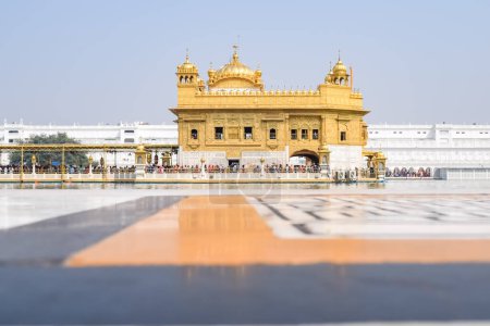 Foto de Hermosa vista del Templo Dorado (Harmandir Sahib) en Amritsar, Punjab, India, Monumento famoso sikh indio, Templo Dorado, el santuario principal de Sikhs en Amritsar, India - Imagen libre de derechos
