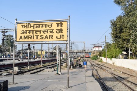 Téléchargez les photos : Quai de la gare d'Amritsar le matin, bannière de la gare d'Amritsar à Amritsar, gare du Pendjab - en image libre de droit
