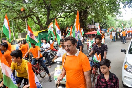 Téléchargez les photos : Delhi, Inde - 15 juin 2023 - Grand groupe de personnes lors de la grande Tiranga Yatra organisée dans le cadre de l'Azadi Ka Amrit Mahotsav pour célébrer le 76 anniversaire de l'indépendance de l'Inde, Marche du drapeau indien - en image libre de droit