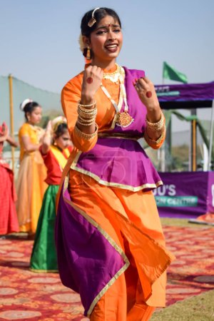 Foto de Nueva Delhi, India - 01 de julio de 2018 - Bharathanatyam Bailarines de odissi clásicos indios actuando en el escenario. Hermosas bailarinas indias en la postura de la danza india. Danza clásica india Bharatanatyam - Imagen libre de derechos