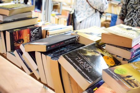 Téléchargez les photos : New Delhi, Inde, 09 septembre 2023 - Variété de livres sur étagère à l'intérieur d'une librairie à Delhi Foire internationale du livre, Sélection de livres exposés à la Foire annuelle du livre. - en image libre de droit