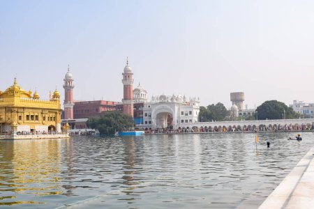 Foto de Hermosa vista del Templo Dorado (Harmandir Sahib) en Amritsar, Punjab, India, Monumento famoso sikh indio, Templo Dorado, el santuario principal de Sikhs en Amritsar, India - Imagen libre de derechos