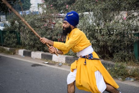 Téléchargez les photos : Delhi, Inde, 2 octobre 2023 - Les Sikhs exposent des gatka et des arts martiaux lors du Nagar Kirtan annuel, traditionnel, procession en raison de l'anniversaire du Guru Nanak Dev ji, Nagar Kirtan dans la région de Delhi Est - en image libre de droit