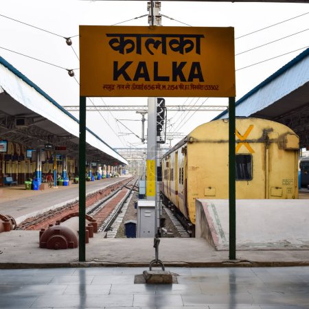 Foto de Kalka, Haryana, India 14 de mayo de 2023 - Vista de la estación de tren de Kalka desde donde circula el tren de juguete desde la ruta Kalka Shimla durante el día, plataforma de la estación de tren de juguete, cruce ferroviario indio, industria pesada - Imagen libre de derechos