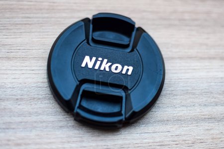 Foto de Nueva Delhi, India, 8 de octubre de 2023 - Nikon gorra de la lente sobre fondo liso, Nikon DSLR kit shoot. - Imagen libre de derechos