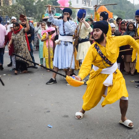 Foto de Delhi, India, 2 de octubre de 2023 - Los sikhs exhiben gatka y artes marciales durante la procesión anual de Nagar Kirtan, tradicional, debido al cumpleaños del Guru Nanak Dev ji, Nagar Kirtan en el área de East Delhi - Imagen libre de derechos