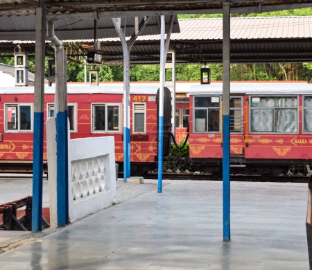 Foto de Kalka, Haryana, India 14 de mayo de 2023 - Vista de la estación de tren de Kalka desde donde circula el tren de juguete desde la ruta Kalka Shimla durante el día, plataforma de la estación de tren de juguete, cruce ferroviario indio, industria pesada - Imagen libre de derechos