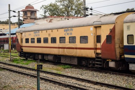 Téléchargez les photos : Amritsar, Inde, 03 février 2024 - Train ferroviaire indien au quai de la gare d'Amritsar le matin, Train coloré à la gare d'Amritsar, Punjab - en image libre de droit