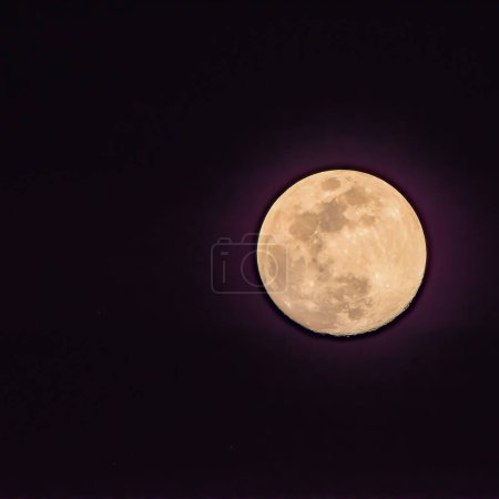 Luna llena en el cielo oscuro durante la noche, Gran super luna en el cielo.