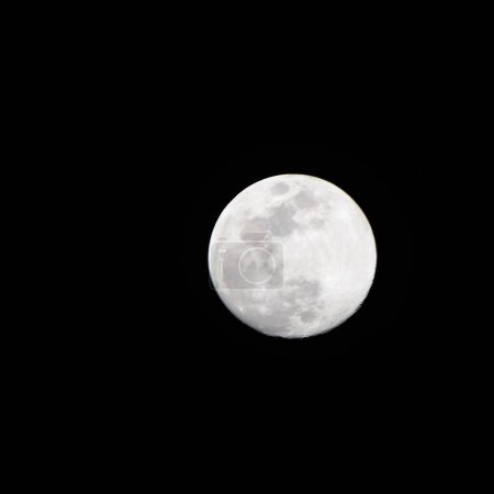 Luna llena en el cielo oscuro durante la noche, Gran super luna en el cielo.