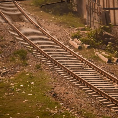 Téléchargez les photos : Vue sur les voies ferrées du train depuis le milieu de la journée à la gare de Kathgodam en Inde, Vue sur la voie ferrée du train, Carrefour ferroviaire indien, Industrie lourde - en image libre de droit