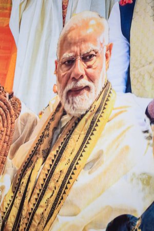 Téléchargez les photos : New Delhi, Inde - 17 février 2024 - Le Premier ministre Narendra Modi a coupé lors du road show du BJP, la statue du Premier ministre Modi lors d'un grand rassemblement électoral dans la capitale - en image libre de droit