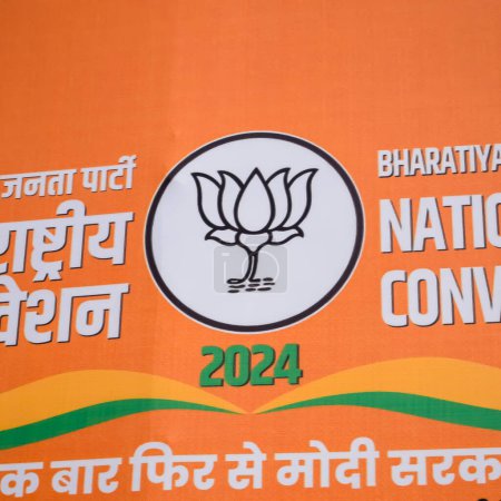 Téléchargez les photos : New Delhi, Inde - 17 février 2024 - Bharatiya Janata Party Logo du parti politique indien, BJP Bhartiya Janta Party Symbol lors du road show du PM à Delhi, Inde, BJP Sign and Symbol - en image libre de droit