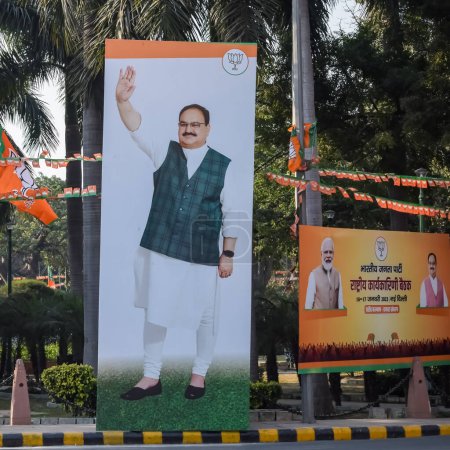 Téléchargez les photos : New Delhi, Inde - 17 février 2024 - Le président du BJP Jagat Prakash Nadda a découpé lors du road show du BJP, l'affiche de JP Nadda lors d'un grand rassemblement électoral dans la capitale - en image libre de droit