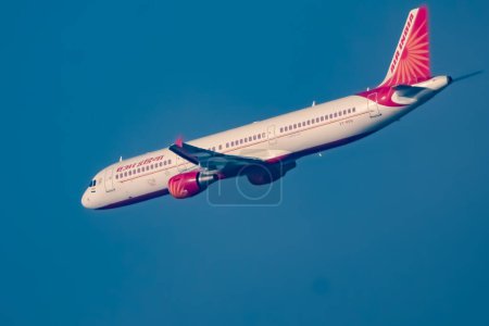 Téléchargez les photos : New Delhi (Inde), le 25 décembre 2023 - L'Airbus A320 d'Air India décolle de l'aéroport international Indra Gandhi Delhi (Inde), avion intérieur d'Air India volant dans le ciel bleu pendant la journée - en image libre de droit