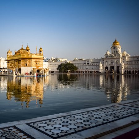 Belle vue sur le temple d'or Harmandir Sahib à Amritsar, Punjab, Inde, célèbre monument sikh indien, Temple d'or, le sanctuaire principal des Sikhs à Amritsar, Inde