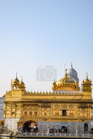 Belle vue sur le temple d'or Harmandir Sahib à Amritsar, Punjab, Inde, célèbre monument sikh indien, Temple d'or, le sanctuaire principal des Sikhs à Amritsar, Inde