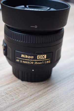 Foto de Nueva Delhi, India, 1 de marzo de 2024 - Nikon lente sobre fondo liso, Nikon DSLR lente sesión de fotos. - Imagen libre de derechos