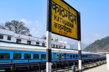 Téléchargez les photos : Kathgodam, Uttarakhand, Inde, 25 septembre 2023 - Train ferroviaire indien à la plate-forme de la gare de Kathgodam le matin, Train coloré à Kathgodam, gare d'Uttarakhand - en image libre de droit