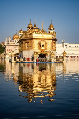 Hermosa vista del Templo Dorado - Harmandir Sahib en Amritsar, Punjab, India, Famoso monumento indio sikh, Templo Dorado, el santuario principal de Sikhs en Amritsar, India