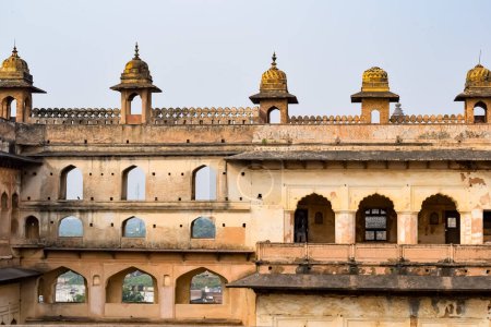 Schöne Aussicht auf Orchha Palace Fort, Raja Mahal und chaturbhuj Tempel von jahangir mahal, Orchha, Madhya Pradesh, Jahangir Mahal - Orchha Fort in Orchha, Madhya Pradesh, indische archäologische Stätten