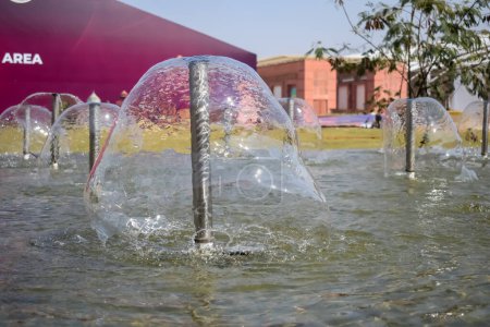 Fontaine dans le complexe de Bharat Mandapam formellement connu sous le nom de Pragati Maidan à Delhi en Inde, fontaine de travail dans le complexe Bharat Mandapam, eau dans la fontaine, fontaine dans le parc Bharat Mandapam