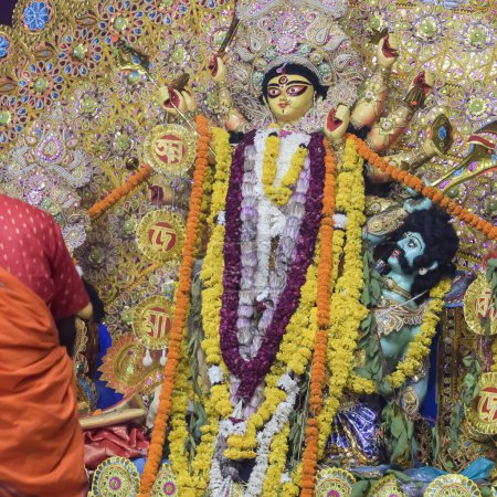 Göttin Durga mit traditionellem Look in Nahaufnahme auf einem Durga Puja in Süd-Kolkata, Durga Puja Idol, einem der größten hinduistischen Navratri-Feste Indiens
