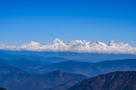 Sehr hoher Gipfel des Nainital, Indien, die Bergkette, die in diesem Bild sichtbar ist, ist Himalaya-Gebirge, Schönheit des Berges bei Nainital in Uttarakhand, Indien
