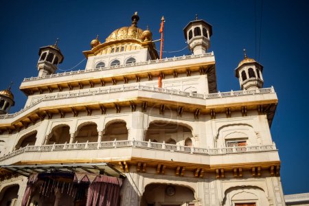 Foto de Vista de los detalles de la arquitectura dentro del Templo Dorado - Harmandir Sahib en Amritsar, Punjab, India, Famoso monumento indio sikh, Templo Dorado, el santuario principal de Sikhs en Amritsar, India - Imagen libre de derechos