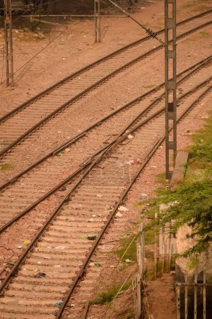 Vue sur les voies ferrées du train depuis le milieu de la journée à la gare de Kathgodam en Inde, Vue sur la voie ferrée du train, Carrefour ferroviaire indien, Industrie lourde