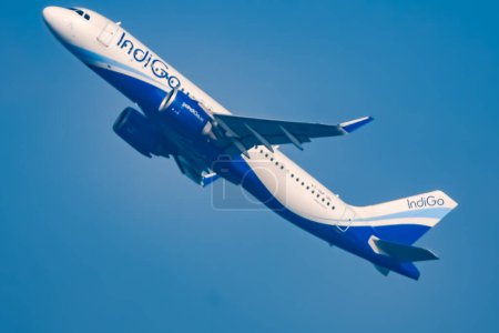 Téléchargez les photos : New Delhi, Inde, 25 décembre 2023 - Indigo Airbus A320 décolle de l'aéroport international Indra Gandhi Delhi, Indigo avion domestique volant dans le ciel bleu pendant la journée - en image libre de droit