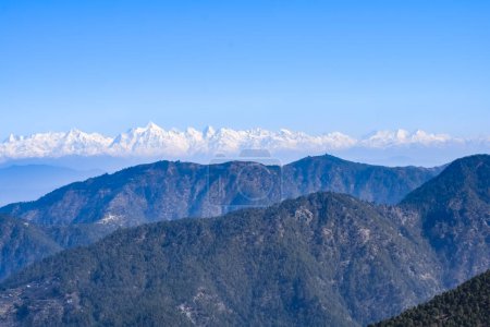 Pico muy alto de Nainital, India, la cadena montañosa que es visible en esta imagen es cordillera del Himalaya, belleza de la montaña en Nainital en Uttarakhand, India