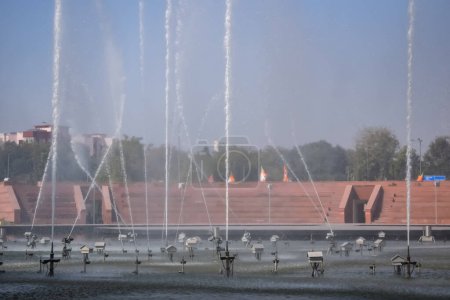 Fontaine dans le complexe de Bharat Mandapam formellement connu sous le nom de Pragati Maidan à Delhi en Inde, fontaine de travail dans le complexe Bharat Mandapam, eau dans la fontaine, fontaine dans le parc Bharat Mandapam