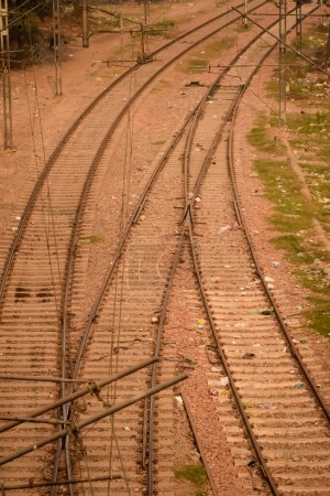 Vista de las vías férreas del tren desde el centro durante el día en la estación de tren de Kathgodam en la India, vista de las vías férreas del tren, cruce ferroviario indio, industria pesada