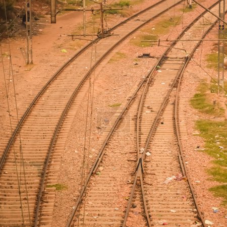 Vista de las vías férreas del tren desde el centro durante el día en la estación de tren de Kathgodam en la India, vista de las vías férreas del tren, cruce ferroviario indio, industria pesada