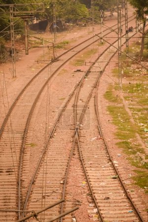 Blick auf Bahngleise von der Mitte tagsüber am Bahnhof Kathgodam in Indien, Blick auf Bahngleise, indischer Eisenbahnknotenpunkt, Schwerindustrie
