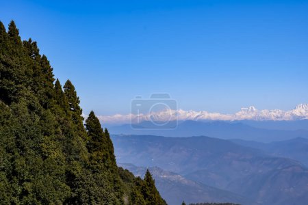 Sehr hoher Gipfel des Nainital, Indien, die Bergkette, die in diesem Bild sichtbar ist, ist Himalaya-Gebirge, Schönheit des Berges bei Nainital in Uttarakhand, Indien