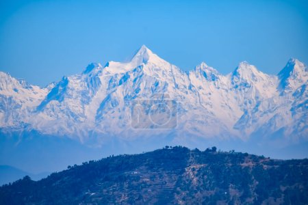 Pico muy alto de Nainital, India, la cadena montañosa que es visible en esta imagen es cordillera del Himalaya, belleza de la montaña en Nainital en Uttarakhand, India