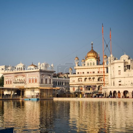 Foto de Vista de los detalles de la arquitectura dentro del Templo Dorado - Harmandir Sahib en Amritsar, Punjab, India, Famoso monumento indio sikh, Templo Dorado, el santuario principal de Sikhs en Amritsar, India - Imagen libre de derechos