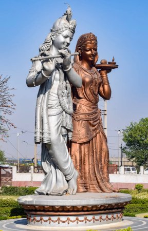 Große Statue von Lord Radha Krishna in der Nähe von Delhi International Airport, Delhi, Indien, Lord Krishna und Radha große Statue berührt Himmel an der Hauptstraße Mahipalpur, Delhi
