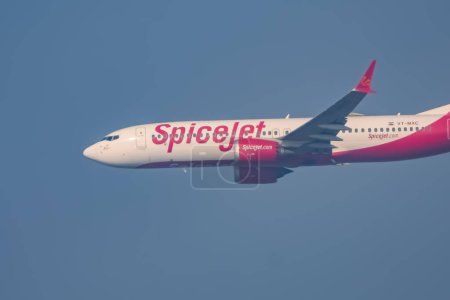 Téléchargez les photos : New Delhi, Inde, 25 décembre 2023 - L'Airbus A320 de Spicejet décolle de l'aéroport international Indra Gandhi Delhi, avion domestique de Spicejet volant dans le ciel bleu pendant la journée - en image libre de droit