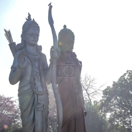 Große Statue von Lord Sita Ram in der Nähe von Delhi International Airport, Delhi, Indien, Herr Ram und Sita große Statue berührt Himmel an der Hauptstraße Mahipalpur, Delhi