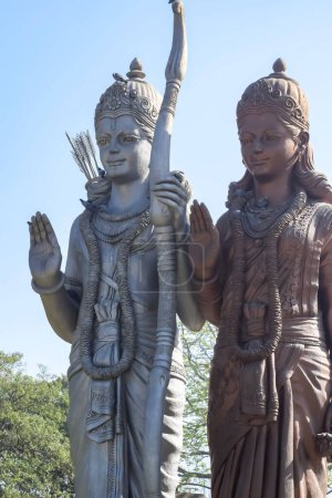 Gran estatua del Señor Sita Ram cerca del aeropuerto internacional de Delhi, Delhi, India, Señor Ram y Sita gran estatua tocando el cielo en la carretera principal Mahipalpur, Delhi