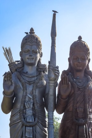 Grande statue de Lord Sita Ram près de l'aéroport international de Delhi, Delhi, Inde, Lord Ram et Sita grande statue touchant le ciel à l'autoroute principale Mahipalpur, Delhi