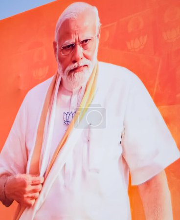 Téléchargez les photos : New Delhi, Inde - 17 février 2024 - Le Premier ministre Narendra Modi a découpé lors du road show du BJP, l'affiche du Premier ministre Modi lors d'un grand rassemblement électoral dans la capitale - en image libre de droit