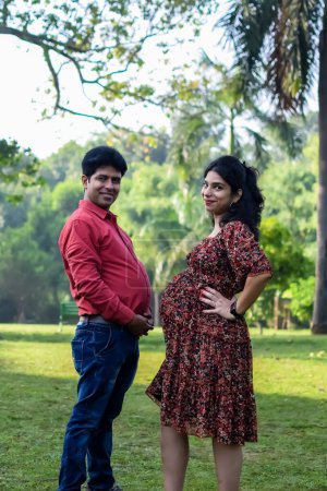 Pareja india posando para la sesión de maternidad posan para dar la bienvenida al bebé recién nacido en Lodhi Garden en Delhi India, Sesión de fotos de maternidad hecha por los padres para dar la bienvenida a su hijo, Pre Baby Photo Shoot