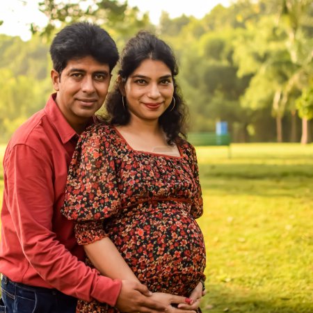 Couple indien posant pour la pose de tir de maternité pour accueillir le nouveau-né dans le jardin Lodhi à Delhi en Inde, séance photo de maternité faite par les parents pour accueillir leur enfant, Pré Baby Photo Shoot